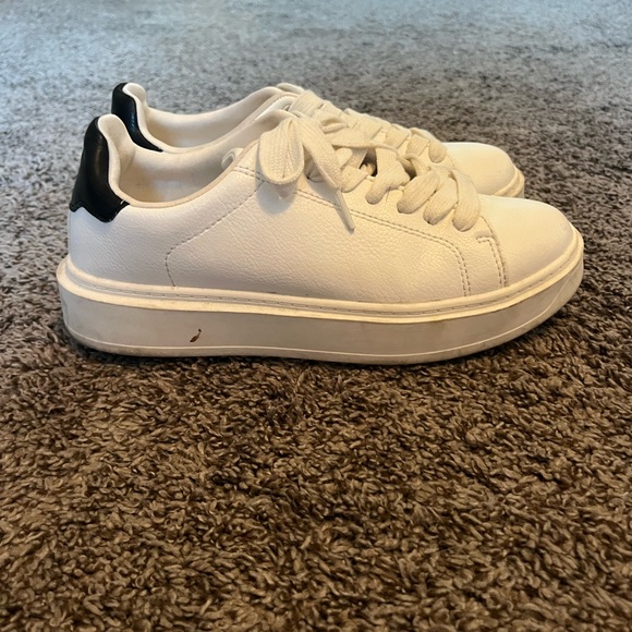 Steve Madden Sneakers - Picture 1 of 2